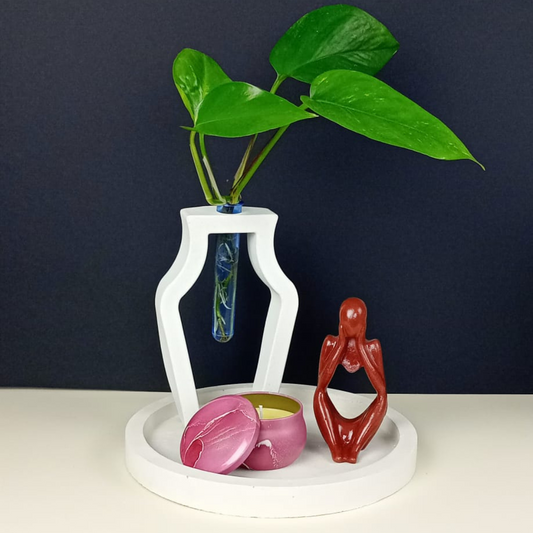 Set plato grande, florero en forma de jarrón, figura de mujer y vela.